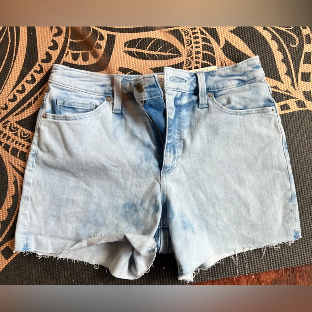 Universal thread shorts size 6 - Picture 2 of 6